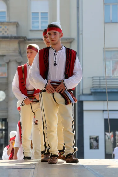 Μέλη της Λαϊκής ομάδας Αλβανικός πολιτισμός κοινωνία jahi Χασάνι από cegrane, Μακεδονίας κατά το 48ο Διεθνές Φολκλορικό Φεστιβάλ στο Ζάγκρεμπ — Φωτογραφία Αρχείου