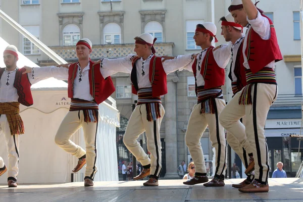 Membres du groupe folklorique Albanian Culture Society Jahi Hasani de Cegrane, Macédoine lors du 48e Festival international du folklore à Zagreb — Photo