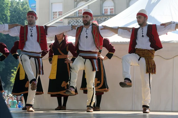 Medlemmar av folk grupp albanska kultur samhälle Hnerik hasani från cegrane, Makedonien under 48 internationell folklore festival i zagreb — Stockfoto