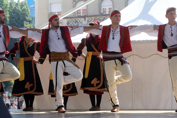 Medlemmar av folk grupp albanska kultur samhälle Hnerik hasani från cegrane, Makedonien under 48 internationell folklore festival i zagreb — Stockfoto