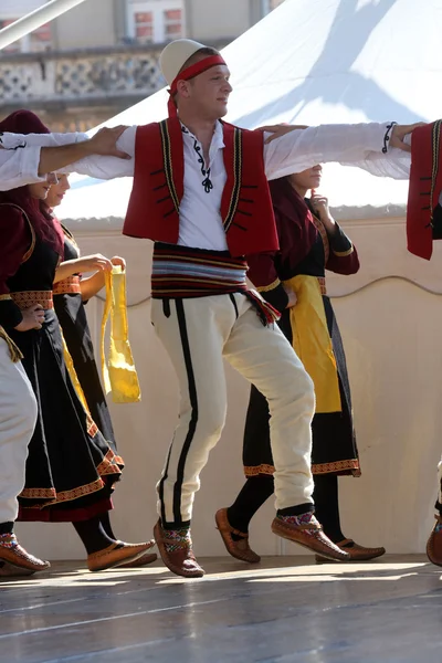 Membri del gruppo folk Albanese Società di Cultura Jahi Hasani da Cegrane, Macedonia durante il 48esimo Festival Internazionale del Folclore a Zagabria — Foto Stock