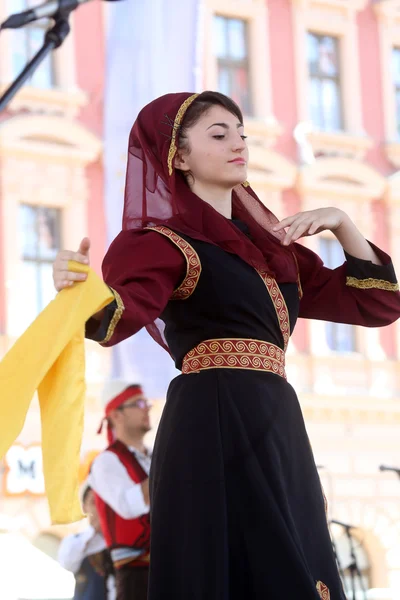 Leden van folk groep Albanese cultuur samenleving jahi hasani van cegrane, Macedonië tijdens de 48ste internationale folklore festival in zagreb — Stockfoto
