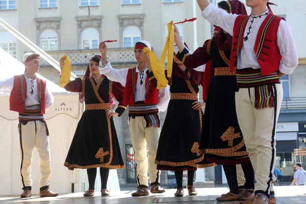 Medlemmar av folk grupp albanska kultur samhälle Hnerik hasani från cegrane, Makedonien under 48 internationell folklore festival i zagreb — Stockfoto