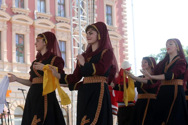 Medlemmar av folk grupp albanska kultur samhälle Hnerik hasani från cegrane, Makedonien under 48 internationell folklore festival i zagreb — Stockfoto