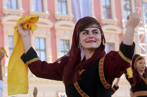 Členové lidové skupiny albánské kultury společnosti jahi Petr z cegrane, Makedonii během 48 Mezinárodní folklórní festival v Záhřebu — Stock fotografie