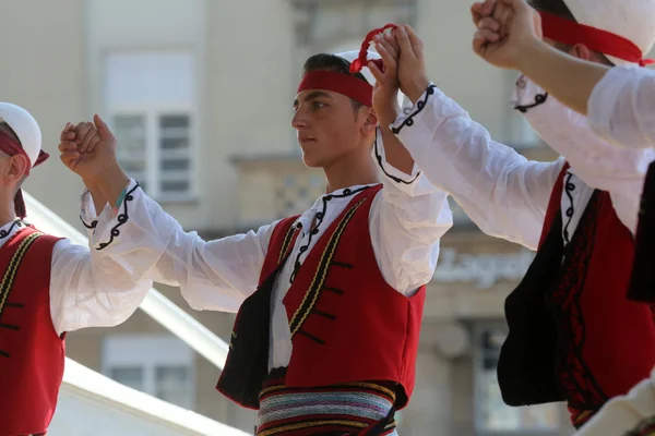 Membri del gruppo folk Albanese Società di Cultura Jahi Hasani da Cegrane, Macedonia durante il 48esimo Festival Internazionale del Folclore a Zagabria — Foto Stock
