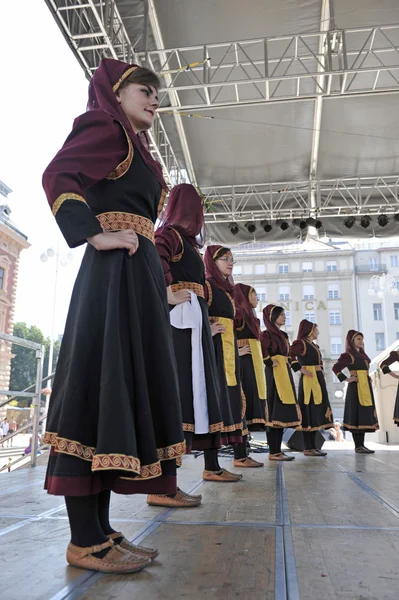 Medlemmer av folkelig gruppe Albanian Culture Society Jahi Hasani fra Cegrane, Makedonia under den 48. internasjonale Folklore Festival i Zagreb – stockfoto
