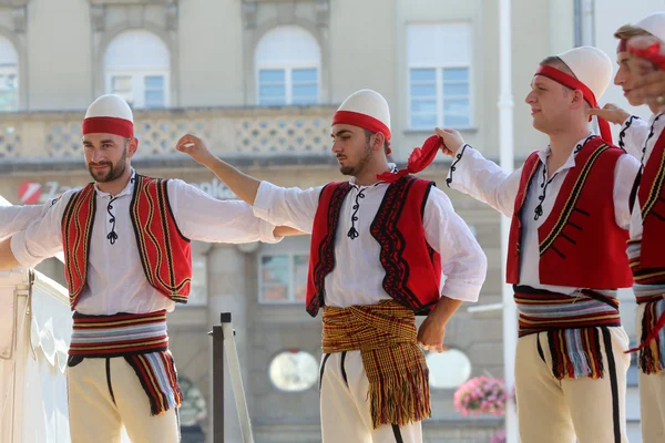 Membres du groupe folklorique Albanian Culture Society Jahi Hasani de Cegrane, Macédoine lors du 48e Festival international du folklore à Zagreb — Photo