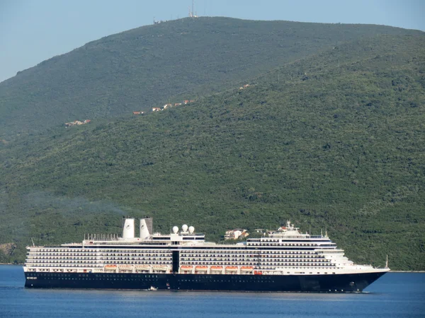 Cruiser anländer i herceg novi, montenegro — Stockfoto