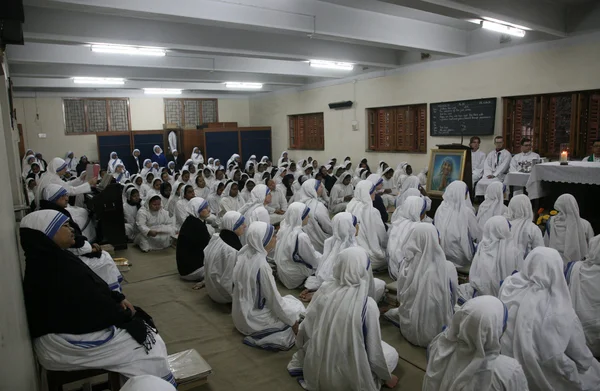Sisters of The Missionaries of Charity of Mother Teresa at Mass in the chapel of the Mother House, Kolkata — Stock Photo, Image