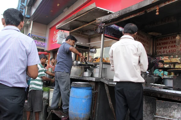 Мужчина готовит простые уличные блюда на открытом воздухе в Калькутте — стоковое фото