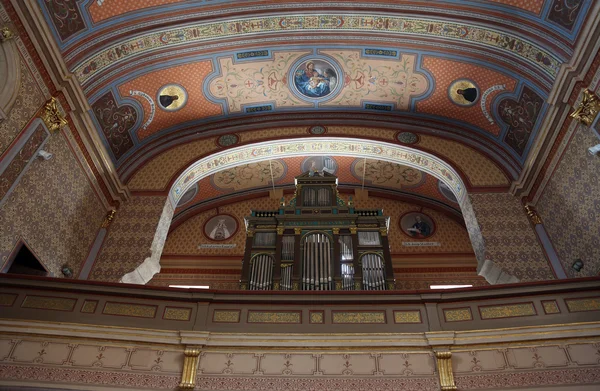 El órgano en el coro de la Iglesia de San Aloysius en Travnik, Bosnia y Herzegovina — Foto de Stock