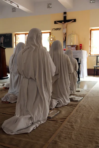 Sisters of Mother Teresa's Missionaries of Charity in prayer in the chapel of the Mother House, Kolkata, India — Stock Photo, Image