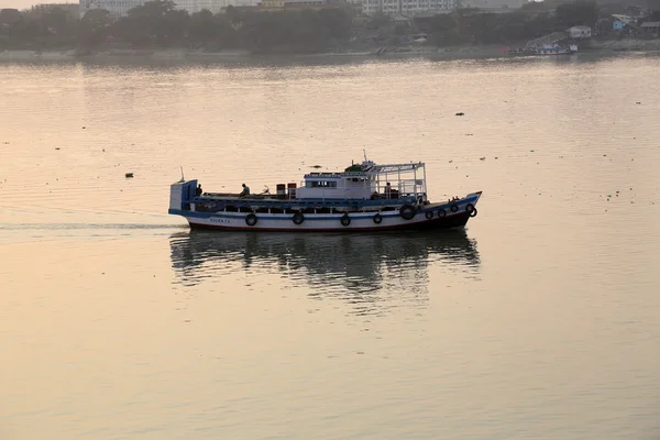 Old ferry boat crosses the Hooghly River nearby the Howrah Bridge in Kolkata — Stock Photo, Image