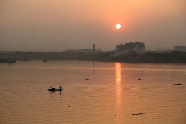 A boat crossing the river Ganges (aka River Hoogly) in Kolkata during sunset — Stock Photo, Image