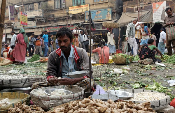 Straat handelaar verkopen groenten buiten in Kolkata — Stockfoto