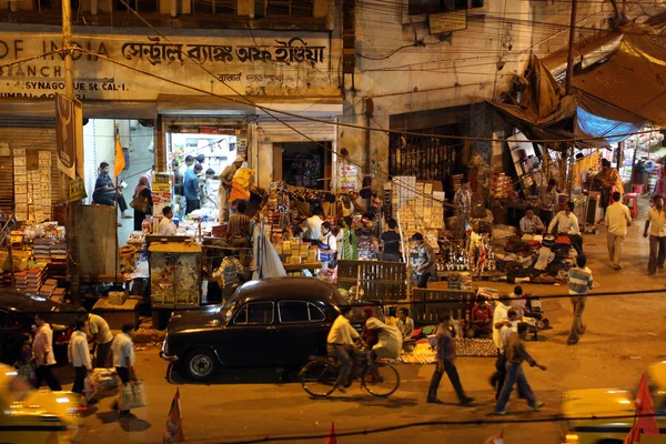 Dark city traffic blurred in motion at late evening on crowded streets in Calcutta — Stock Photo, Image