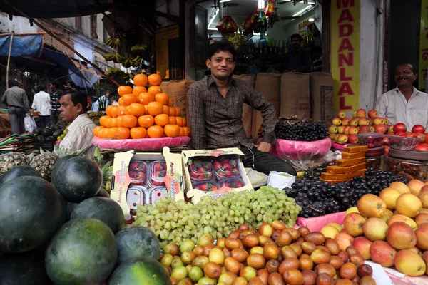 Commerçant de rue vendre des fruits en plein air à Kolkata — Photo