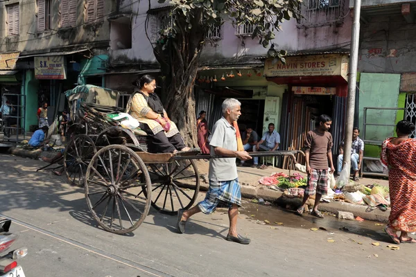 Riksja bestuurder in kolkata — Stockfoto