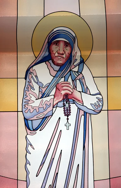 Vetrata con l'immagine di Madre Teresa nella casa commemorativa di Skopje — Foto Stock