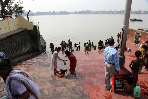 Gente hindú bañándose en el ghat cerca del templo de Dakshineswar Kali en Calcuta — Foto de Stock