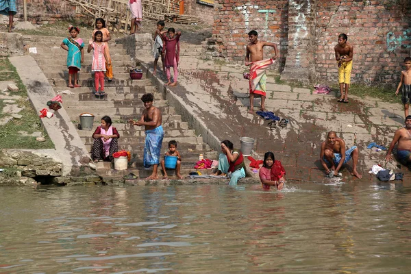 Pessoas hindus tomando banho no ghat perto do Templo Kali Dakshineswar em Kolkata — Fotografia de Stock