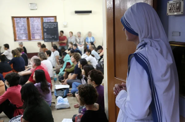 Sisters of Mother Teresa's Missionaries of Charity and volunteers from around the world at the Mass in the chapel of the Mother House, Kolkata — Stock Photo, Image