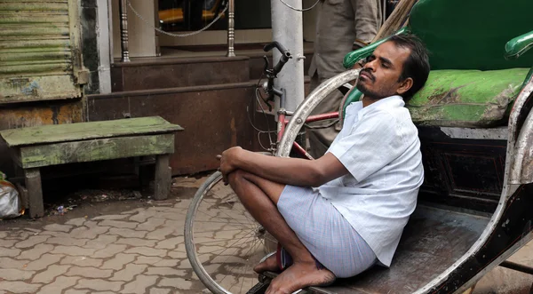 Rickshaw förare arbetar i Kolkata — Stockfoto