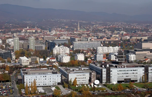 Kroatiska nationella radio- och TV-byggnaden av och staden zagreb i bakgrunden — Stockfoto