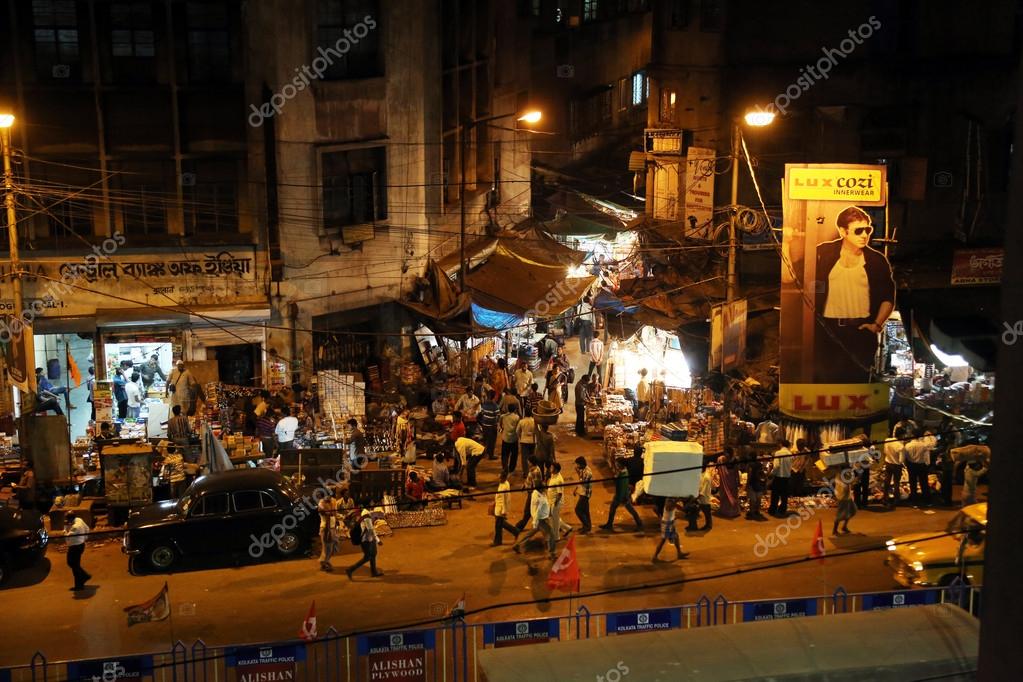 カルカッタで混雑した路上で夜遅くで動きでぼやけて暗い都市交通 ストックエディトリアル用写真 C Zatletic カルカッタで混雑した路上で夜遅くで動きでぼやけて暗い都市交通 ストックエディトリアル用写真 C Zatletic
