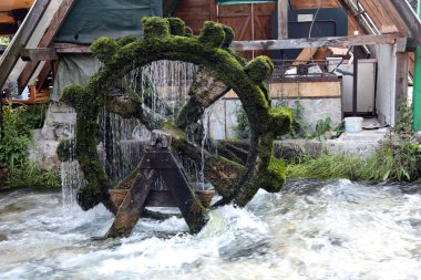 travnik, Bosna-Hersek nehirde mavi su