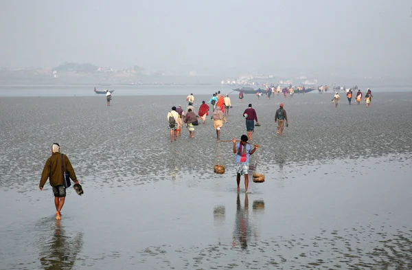 Durante la marea baja el agua en el río Malta cae tan bajo que la gente camina a la otra orilla en Canning Town, India —  Fotos de Stock