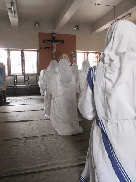 Irmãs das Missionárias da Caridade de Madre Teresa em oração na capela da Casa Mãe, Kolkata, Índia — Fotografia de Stock