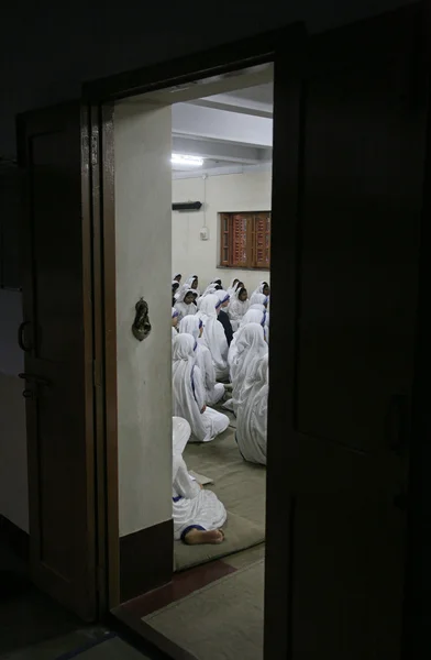 Hermanas de las Misioneras de la Caridad de la Madre Teresa en la Misa en la capilla de la Casa Madre, Calcuta, India —  Fotos de Stock