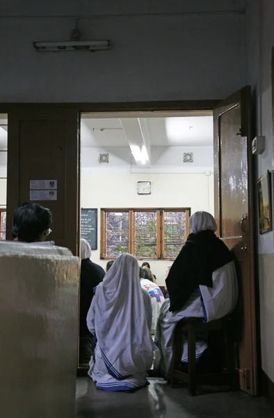 Hermanas de las Misioneras de la Caridad de la Madre Teresa en la Misa en la capilla de la Casa Madre, Calcuta, India —  Fotos de Stock