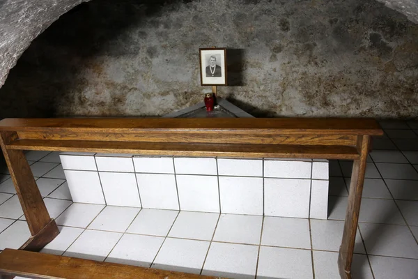Grób Sługi Bożego Piotr barbarzyńskie w kościele st. aloysius w w travnik, Bośnia i Hercegowina — Zdjęcie stockowe