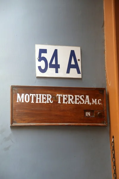 Sign on the entrance to Mother House, the residence of Mother Teresa in Kolkata — Stock Photo, Image