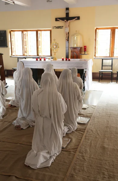 Irmãs das Missionárias da Caridade de Madre Teresa em oração na capela da Casa Mãe, Kolkata — Fotografia de Stock