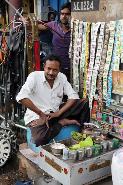 Улицы Калькутта. Как сделать Паан — стоковое фото