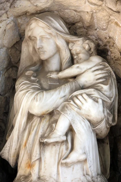 Madonna col Bambino, cimitero di Mirogoj a Zagabria — Foto Stock