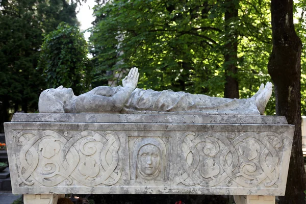 Detail of a mourning sculpture on a Mirogoj cemetery in Zagreb — Stock Photo, Image