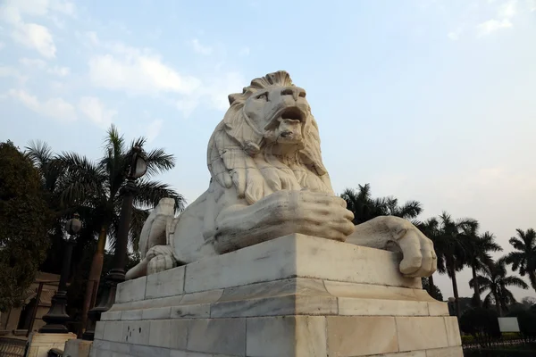 Starožitné Lev socha na victoria memorial brány, Kalkata — Stock fotografie
