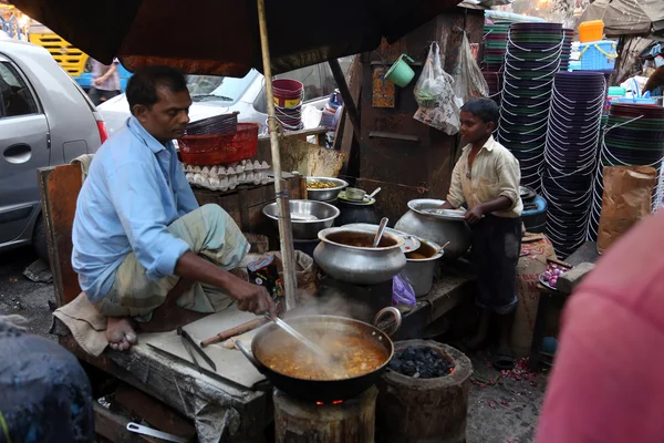 Père et fils prépare de la nourriture de rue simple en plein air à Kolkata — Photo