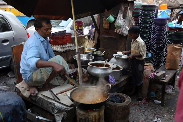 Padre e figlio prepara semplice street food all'aperto a Calcutta — Foto Stock