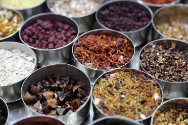 Farklı baharatlar ve otlar Kolkata sokak piyasada metal kâse