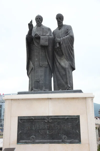 Monumento San Kliment y Naum de Ohrid en el centro de Skopje, Macedonia — Foto de Stock