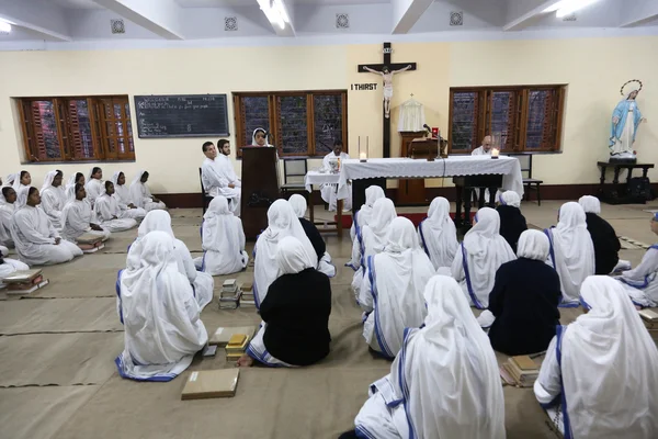 Hermanas de las Misioneras de la Caridad de la Madre Teresa en la Misa en la capilla de la Casa Madre, Calcuta — Foto de Stock