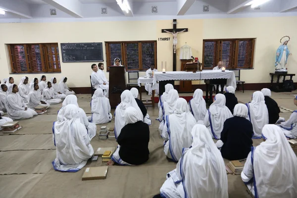 Sisters of The Missionaries of Charity of Mother Teresa at Mass in the chapel of the Mother House, Kolkata — Stock Photo, Image