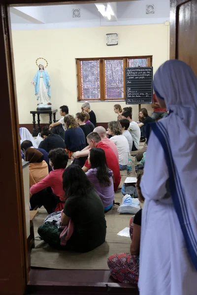 Suore delle Missionarie della Carità di Madre Teresa e volontari da tutto il mondo nella Messa nella cappella della Casa Madre, Calcutta — Foto Stock