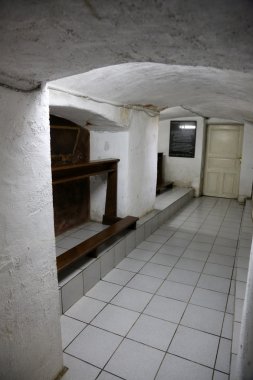 Hizmetçi, Tanrım Peter barbarca içinde Kilisesi St. Aloysius, Travnik, Türbesi